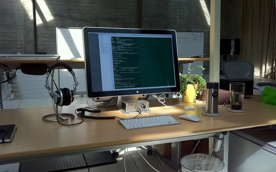 Workstation with monitoring screens